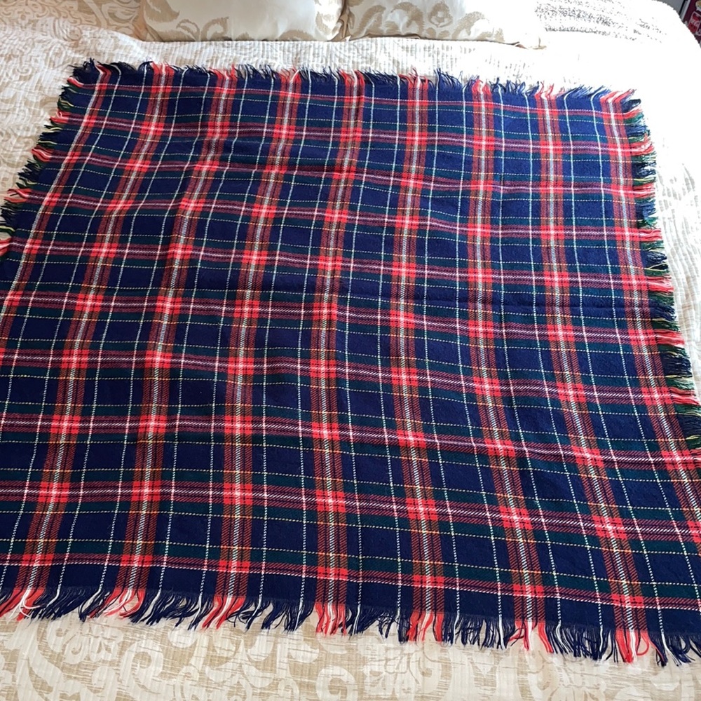 Beautiful Classic Plaid versatile Shawl/Scarf/Throw - Picture 4 of 6